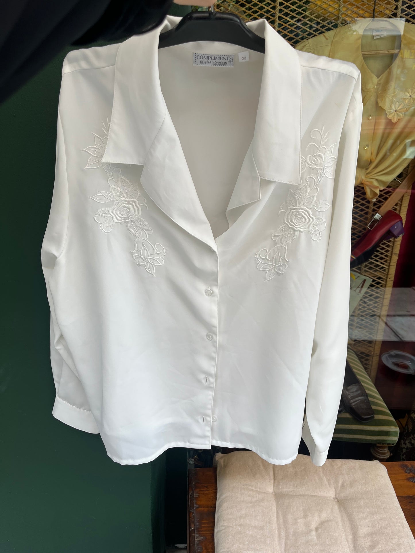 Vintage button up shirt in white ♥️fits best L